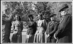 De d. à g.: Mme Laviolette, Lady Forget (mère de Thérèse Casgrain), Hélène Casgrain (fille de Thérèse), Marie-Thérèse Casgrain, Renée Casgrain (fille de Thérèse), inconnu septembre 1941.