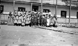[Pensionnaires autochtones à l'école catholique romaine]. Titre original : Enfants indiens pensionnaires à l'école catholique romaine. 1921
