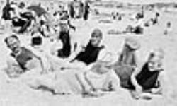 Groupe de personnes sur la plage à lac Winnipeg c.a. 1914