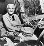 Mary Jackson (born 1906), Sechelt Tribe, making a basket / Mary Jackson (de la bande indienne de Sechelt), née en 1906, confectionne un panier 1988