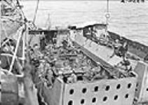 Soldats dans une péniche de débarquement se préparant à débarquer durant l'opération « Jubilee », le raid sur Dieppe 19 août 1942