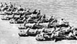 Canots voyageurs en route vers l'Expo 67.  Ils ont quitté Rocky Mountain House en Alberta le 24 mai et ont ramé 3283 milles afin d'atteindre Montréal le 24 septembre 1967