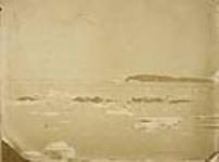 Canot au milieu des glaces flottantes à l'entrée de la Baie du Sacre - vue de la grande île du Sacre 1857-1859