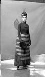 Mlle L. Smith [costumée] Septembre, 1889.