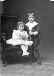 M Walter Henry et Mademoiselle Anna (groupe d'enfants) Mars, 1904.