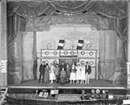 Groupe de théâtre-famille Décembre, 1918.