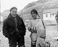 [Des Inuuk souriants (à gauche, Charles Nuqallaq (Kublu) et à droite, Solange (Suula)]. Eskimos - smiling n.d.