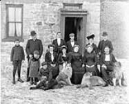 Groupe de serviteurs de lord Dundonald et chiens photographiés à l'extérieur mars 1904