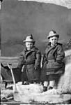 Deux enfants présentant - Edarwards (Monsieurs) McEdwards Avril, 1873.