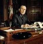 Le très honorable Lester B. Pearson assis à son bureau ca. 1963 - 1968.