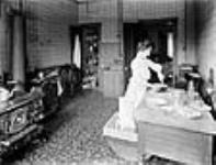 Mrs. Arthur Beales in the kitchen of the Beales home/Mme Arthur Beales dans la cuisine de la maison des Beales à Toronto ca. 1903-1913