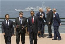 [Prime Minister Stephen Harper, US President Barack Obama, Prince Charles, French President Nicolas Sarkozy and British Prime Minister Gordon Brown talk with D-Day veterans Clyde Combs of Houston and Ben Franklin of Knoxville, Tennessee, in Colleville-sur-Mer, France] 6 June 2009