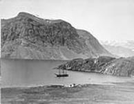 Vue de l'embouchure de la rivière Hamilton, Labrador [ca. 1903].