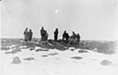 Funérailles d'un Inuit, le vieux Charley, Fullerton, T.N.-O., 1905 1905.