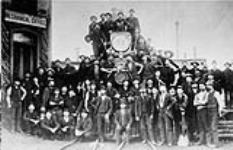 Employés de la rotonde du Chemin de fer Atlantique-Canadien, en bordure de la rue Elgin, Ottawa, Ontario, 1892 1892