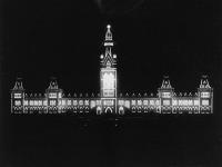Illumination of the Centre Block, Parliament Buildings, during the visit of Their Royal Highnesses the Duke and Duchess of Cornwall and York [entre 20-24 septembre 1901].
