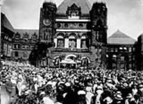 (Prince of Wales' visit to Canada) Scene outside Parliament Buildings, Toronto, [Ont.] Aug. 25-27 n.d.
