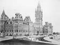 Édifices du Parlement, édifice du Centre original et « Tour Victoria », achevée en 1878 et incendiée en 1916. Architectes : Thomas Fuller (1823-1898) et Chilion Jones (1835-1912) ca. 1880