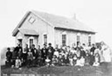 La première école d'Edmonton, construite en 1881 c.a. 1896