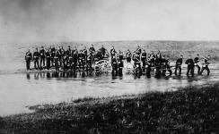Membres du Bataillon provisoire d'Halifax traversant un ruisseau 1885.