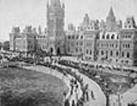 The funeral procession of Sir John A. Macdonald moving from the Senate Chambers, [Ottawa, Ont.] 20 juin 1891.