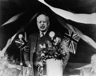 William Aberhart prononçant un discours lors d'un rassemblement au parc de l'île St. George juil. 1937