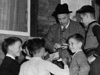 Le très honorable Mackenzie King, premier ministre du Canada, avec des enfants, le jour du référendum sur l'introduction de la conscription 27 avril 1942