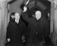 Rt. Hons. Winston Churchill and W.L. Mackenzie King leaving the House of Commons, Parliament Buildings 30 décembre 1941.