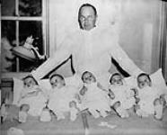 Mitchell Hepburn with Dionne Quintuplets [entre 1934-1935].