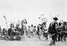 Danse des Indiens du Sang à l'occasion d'un pow-wow 1910