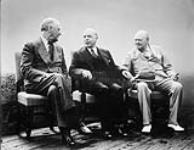 Président Franklin D. Roosevelt, le Très Honorable Mackenzie King et le Très Honorable Winston Churchill à la Citadel durant la conférence de Québec 11-14 Aug. 1943