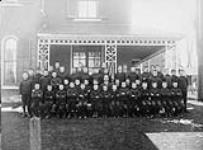 Un groupe de garçons devant Marchmont, le foyer de l'agence Annie MacPherson Apri1 1922.
