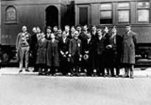 Groupe d'adolescents de la Church Army de Winnipeg prêts à partir vers des fermesa ca. 1920s.