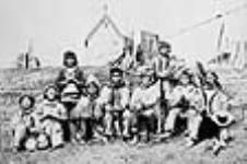 Group of Cariboo Indian chiefs celebrating Queen Victoria's birthday 24 mai, 1867