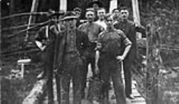 Groupe de travailleurs : Canadiens, Américains, Suédois, Italiens et Écossais dans un baraquement de chantier des Chemins de fer nationaux du Canada 1913