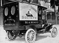 Un camion arborant des annonces publicitaires de la Toronto Humane Society 1914