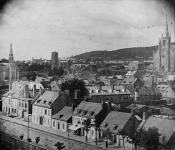 Vue de la Côte du Beaver Hall; la rue Craig en avant-plan. À gauche, on peut voir l'église de Sion des Congrégationistes; au centre l'église Saint-Andrews complétée en 1851; et à droite la cathédrale - Bas-Canada ca. 1851