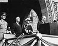 Rt. Hon. W.L. Mackenzie King reading an address of welcome to President Franklin D. Roosevelt on his arrival at the Quadrant Conference 18 Aug. 1943