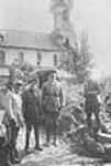 M. Arthur Doughty (le deuxième à partir de la gauche) et le major Gustave Lanctot (à droite) 6 sept. 1916
