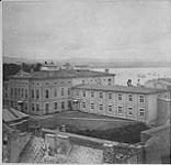 Édifice de l'Assemblée législative et Bureau des douanes à l'arrière plan, Québec vers 1865.