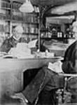 Sir Wilfrid Laurier et son secrétaire M. Boudrias dans sa bibliothèque 1897