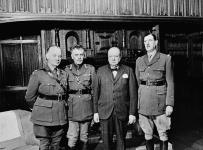 Visiteurs de marque au Quartier général du Corps d'armée canadien. De g. à d. : le général Wladyslaw Sikorski, le lieutenant-général A.G.L. McNaughton, le très honorable Winston Churchill, le général Charles de Gaulle 1941