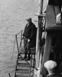 Le Dr Frederick G. Banting sur la passerelle d'embarquement du SS BEOTHIC 1927