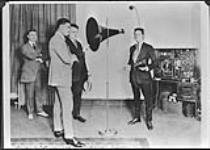 Jack Dempsey, champion poids lourd, parle dans un microphone de l'unité YC3 de Marconi à la station de radio CFCF, à Montréal (Québec) 1922.