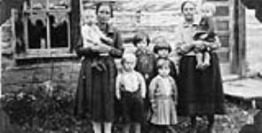 Families of Alexander Badun and Teodor Borysiuk juin 1930