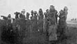 Hon. W.L. Mackenzie King with a group of women Jan. 1909