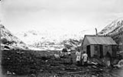 Station d'observation à Skinner's [Skinners] Cove, face au nord, au cours d'une expédition de la baie d'Hudson 1884.