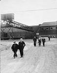 [Grève de l'acier. Les travailleurs de la Dosco débrayent après le dernier quart de travail, à Sydney, en Nouvelle-Écosse.] Septembre 1946