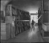 Jeune soldate dans un entrepôt 1943