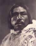 Tooktoo, un chasseur inok; il pourrait aussi s'agir de Anumniuq Seeoaigh ca. 1913-1914.